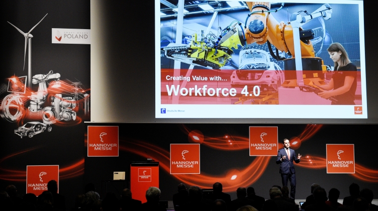 Selv om digitaliseringsprocessen er i fuld gang, er den menneskelige faktor afgørende for succes. Arbejdsstyrken skal forbedres til Workforce 4.0. Her ses Dr. Jochen Köckler ved Hannover Messe Preview.