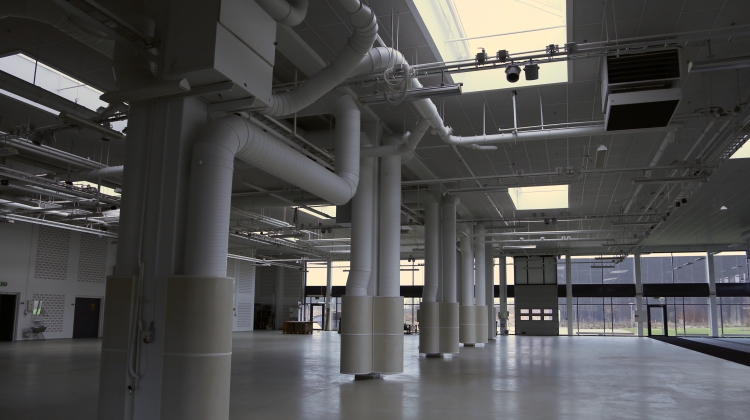 Denne rÃ¥ fabriksbygning pÃ¥ Erik Husfeldts Vej 7 i Taastrup gÃ¥r en ny fremtid i mÃ¸de. Her er der hÃ¸jt til loftet og klar til at innovationen rykker ind.