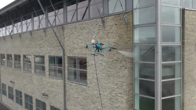 familie hjørne boksning Fremtidens vinduespudsere er droner