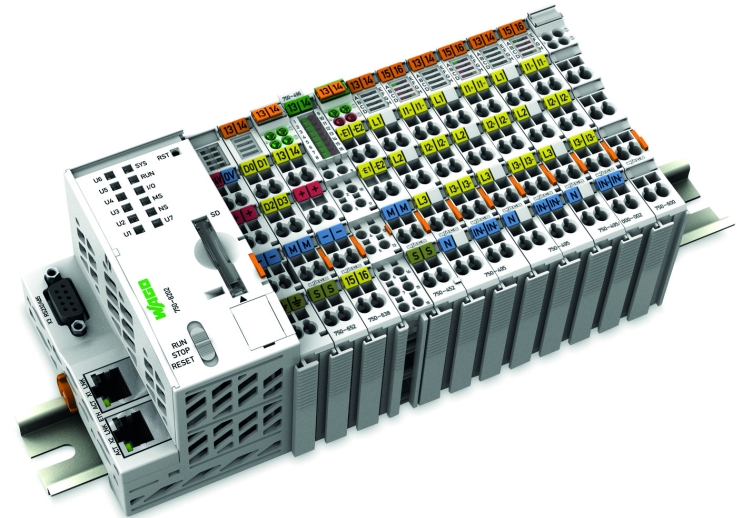 PÃ¥ hardwaresiden udgÃ¸r en applikationscontroller i PFC200-serien og WAGO-I/O-SYSTEM 750 grundlaget. 