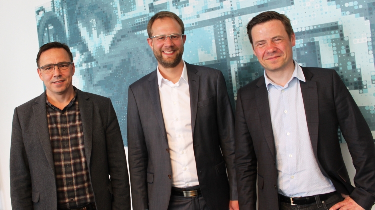Fra venstre: Michael Gadeberg, direktÃ¸r og partner i DIS, Morten NÃ¸rgaard Morthorst, afdelingsleder i DIS Aalborg og Thomas Kastrup-Larsen, borgmester i Aalborg.