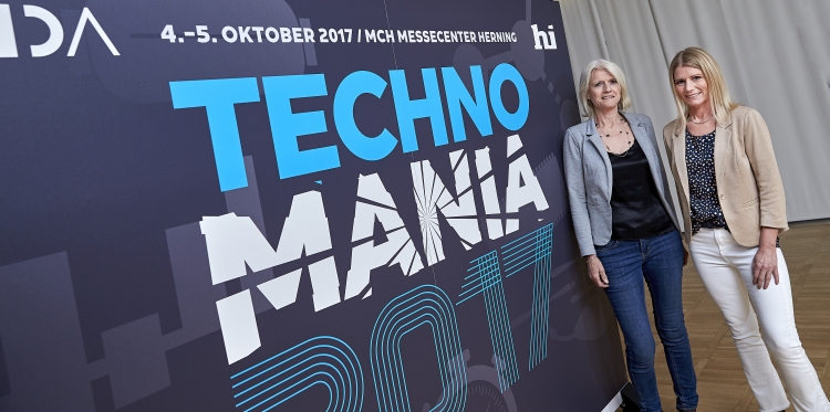 Aase Rhode, direktør for Teknologi og Netværk i Ingeniørforeningen IDA, og Mona Jakobsen, projektchef i MCH Messecenter Herning, glæder sig over det udvidede samarbejde om TECHNOMANIA. Foto: MCH/Tony Brøchner.