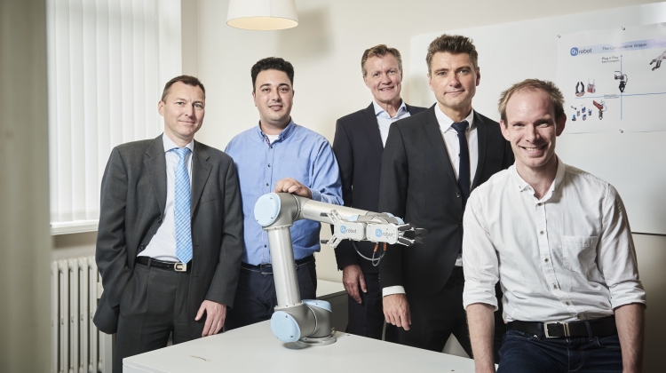 På billedet ses fra venstre: Torben Ekvall (CEO i On Robot), Bilge Jacob Christiansen (stifter af On Robot), Lars Rønn (partner i VF Venture, Vækstfonden), Thomas Visti (CEO i Mobile Industrial Robots, MIR) samt Ebbe Overgaard Fuglsang (medstifter af On Robot).